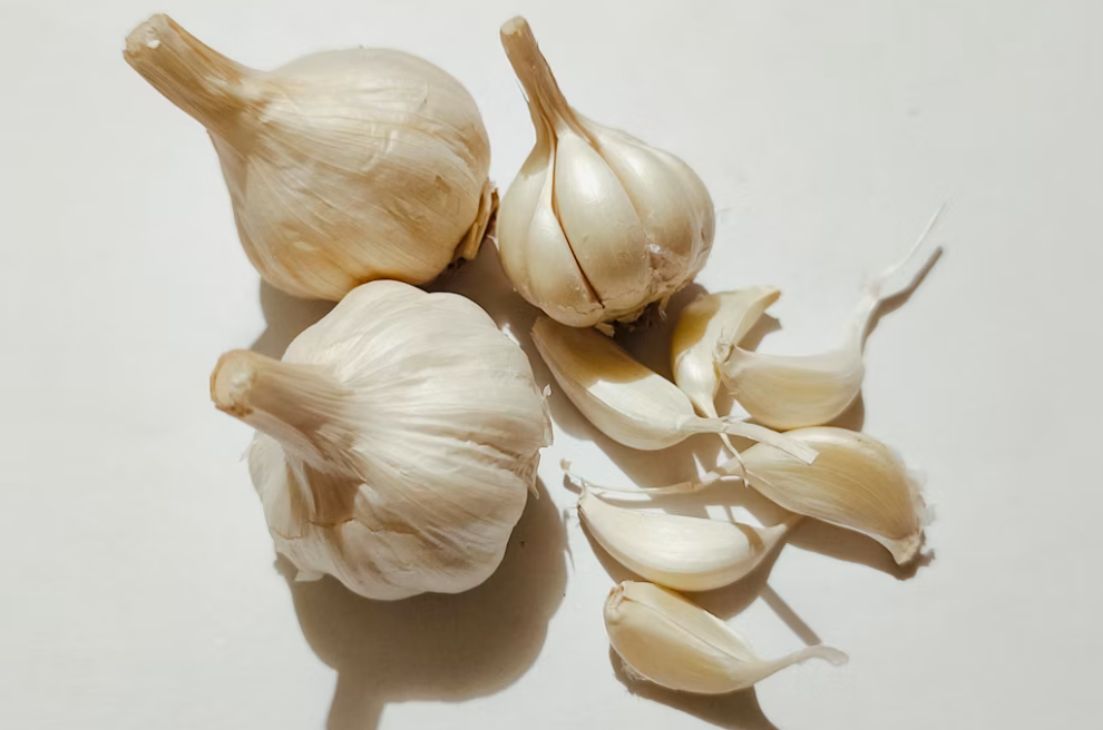 Why Eating Raw Garlic Every Day Might Be the Healthiest Habit You Keep Putting Off